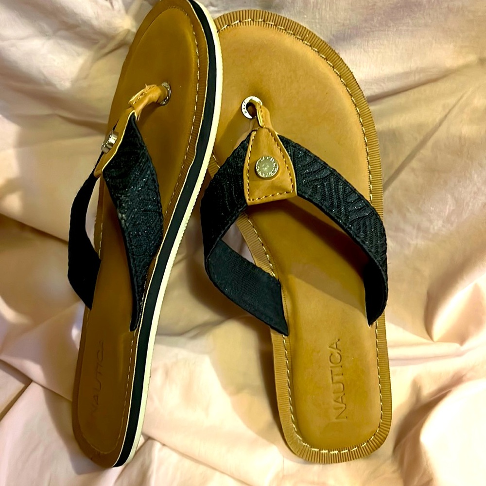 Nautica flip flops woman’s size 9 very nice